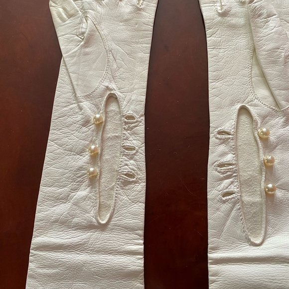 White leather evening gloves and Small Sequins clutch purse - Picture 11 of 15